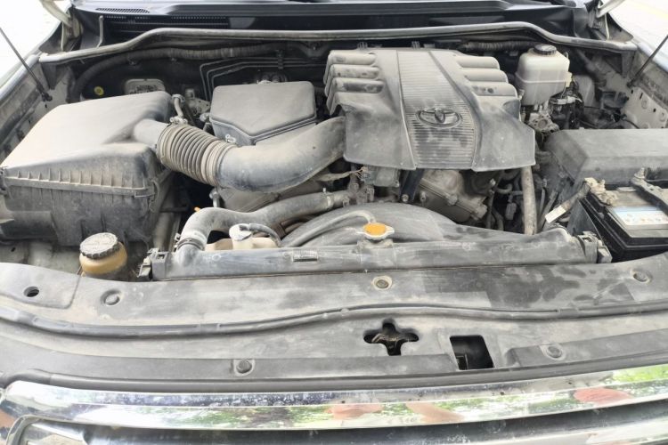 Used Toyota Land Cruiser 2015 4.0L V6 Middle East Low-Trim Version Engine Bay