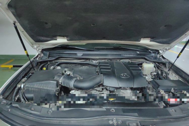 Used Toyota Land Cruiser 2015 4.0L V6 Middle East Low-Trim Version Engine Bay