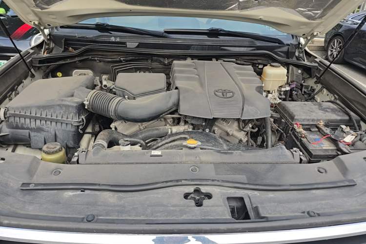 Used Toyota Land Cruiser  Engine Bay