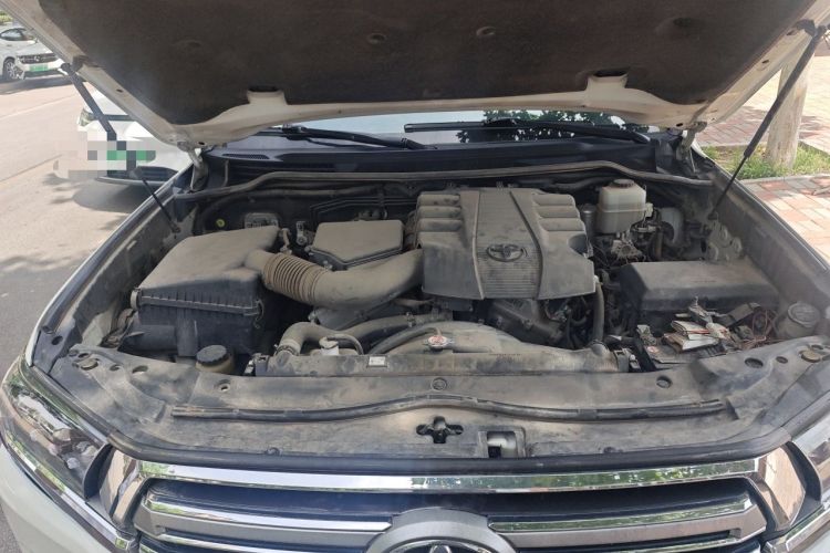 Used Toyota Land Cruiser 2015 4.0L 5-Seater Middle East Version Engine Bay