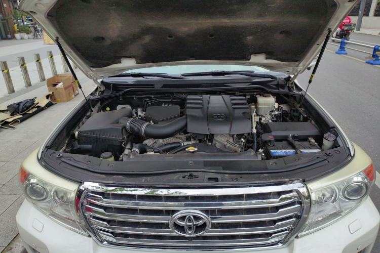 Used Toyota Land Cruiser  Engine Bay