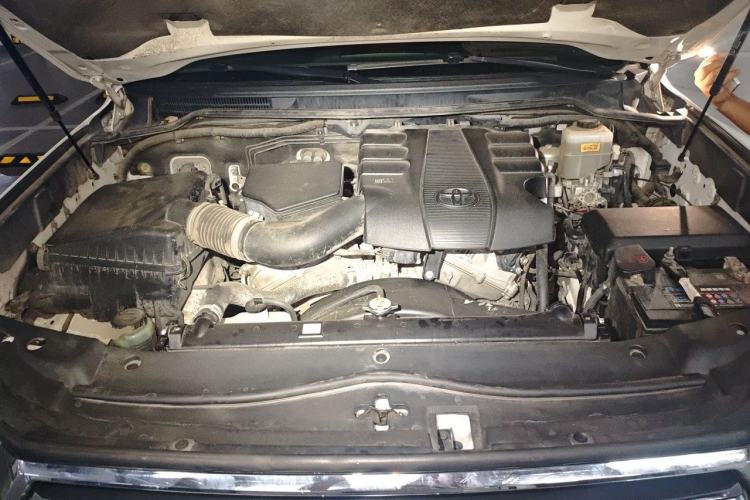 Used Toyota Land Cruiser  Engine Bay
