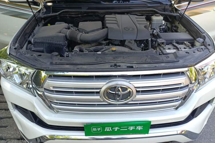 Used Toyota Land Cruiser  Engine Bay