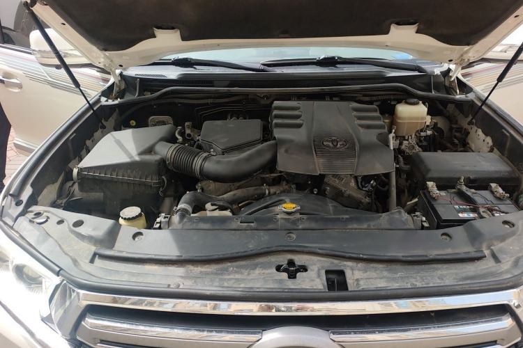 Used Toyota Land Cruiser 2015 4.0L V6 Middle East Low-Trim Version Engine Bay