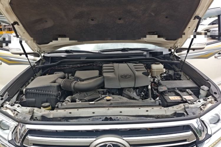 Used Toyota Land Cruiser  Engine Bay