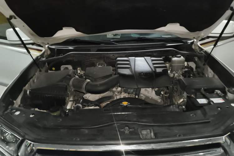 Used Toyota Land Cruiser 2015 4.0L V6 Middle East Low-Trim Version Engine Bay