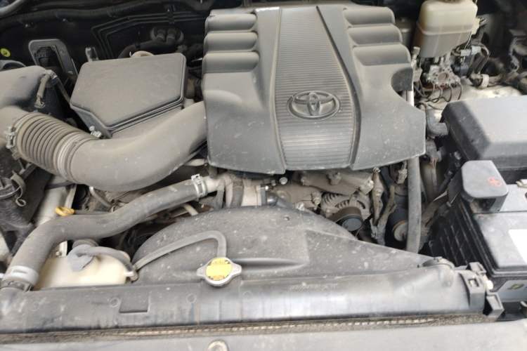 Used Toyota Land Cruiser 2015 4.0L V6 Middle East Low-Trim Version Engine Bay