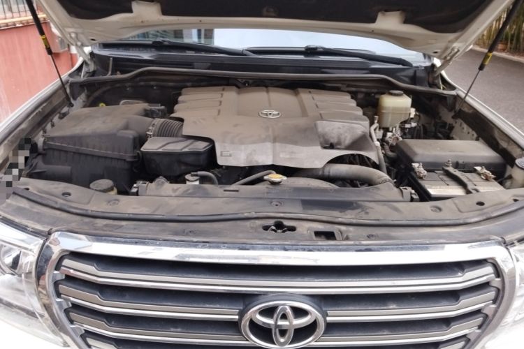 Used Toyota Land Cruiser  Engine Bay