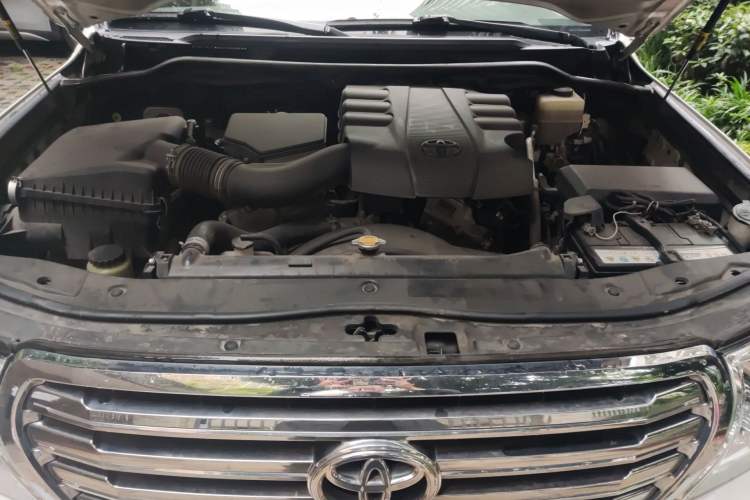 Used Toyota Land Cruiser  Engine Bay