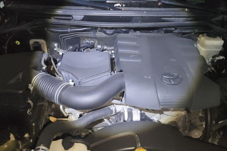 Used Toyota Land Cruiser 2015 4.0L 5-Seater Middle East Version Engine Bay