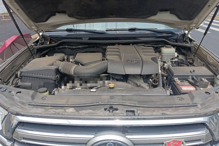 Used Toyota Land Cruiser 2015 4.0L V6 Middle East Limited Edition Engine Bay