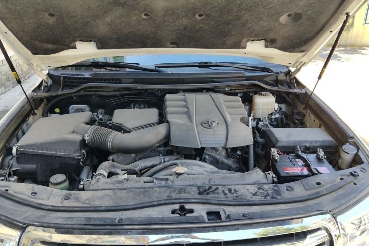Used Toyota Land Cruiser  Engine Bay