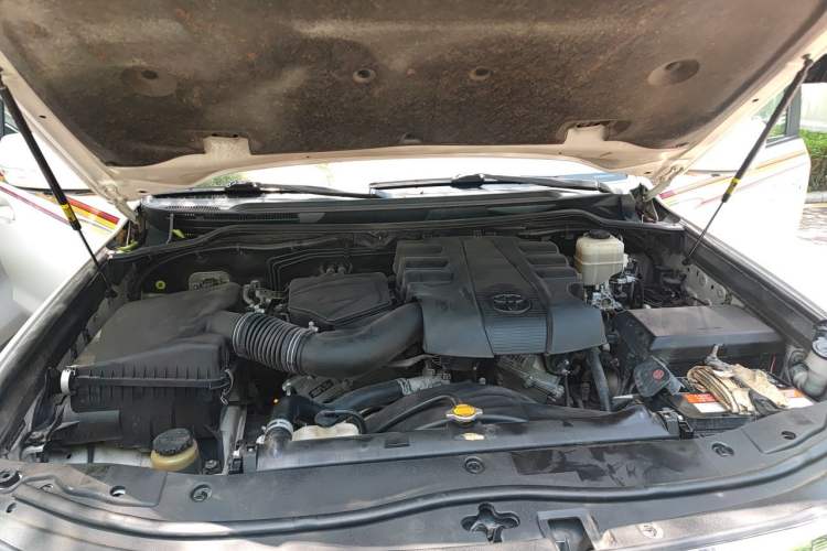 Used Toyota Land Cruiser 2015 4.0L 5-Seater Middle East Version Engine Bay