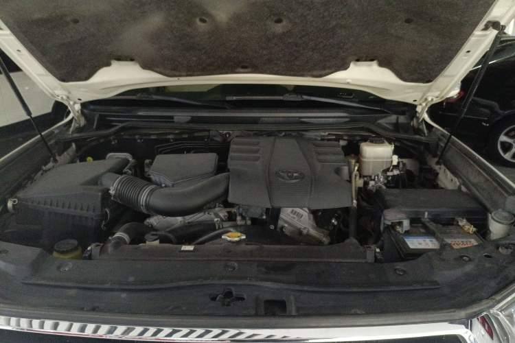 Used Toyota Land Cruiser  Engine Bay