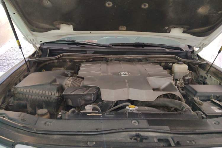 Used Toyota Land Cruiser  Engine Bay