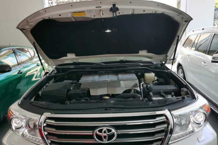 Used Toyota Land Cruiser 2015 4.6L V8 Low-Power Version Middle East Edition Engine Bay