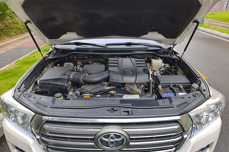 Used Toyota Land Cruiser 2015 4.0L V6 Middle East Limited Edition Engine Bay