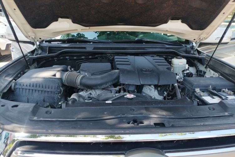 Used Toyota Land Cruiser 2015 4.0L V6 Middle East Limited Edition Engine Bay