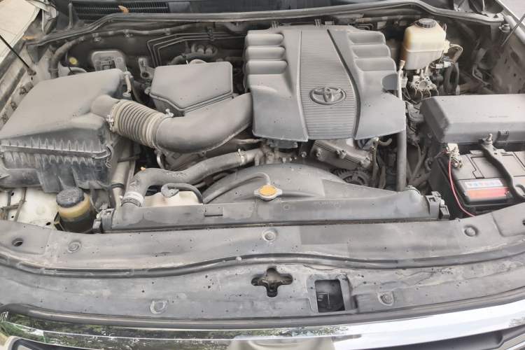 Used Toyota Land Cruiser 2015 4.0L V6 Middle East Limited Edition Engine Bay