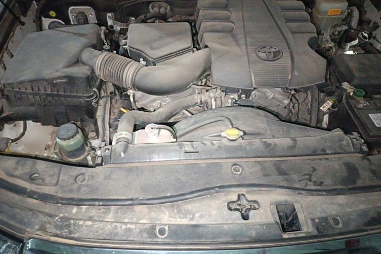 Used Toyota Land Cruiser  Engine Bay