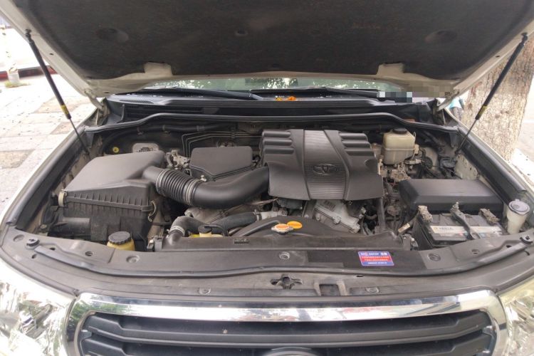 Used Toyota Land Cruiser  Engine Bay