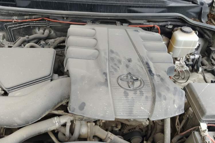 Used Toyota Land Cruiser 2015 4.0L V6 Middle East Low-Trim Version Engine Bay