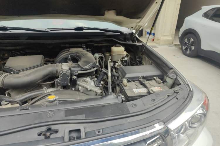 Used Toyota Land Cruiser 2015 4.0L 5-Seater Middle East Version Engine Bay Left