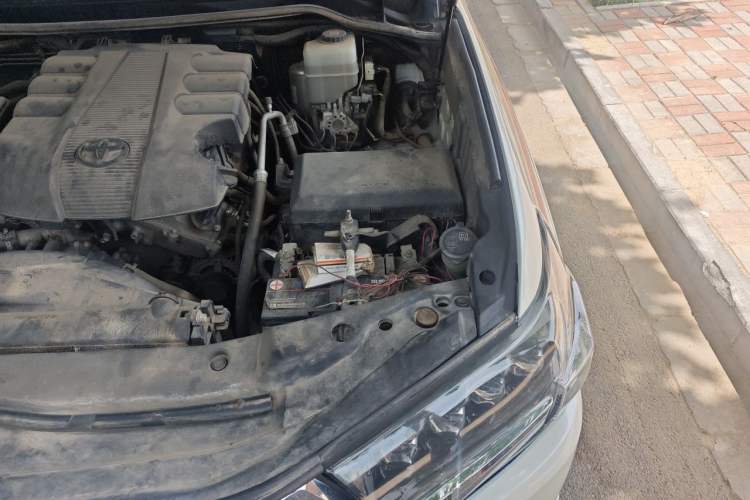 Used Toyota Land Cruiser 2015 4.0L 5-Seater Middle East Version Engine Bay Left