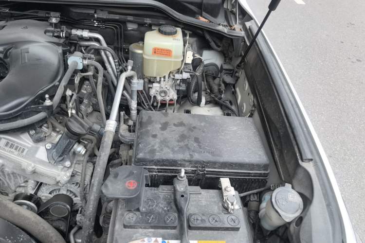 Used Toyota Land Cruiser 2015 4.0L 8-Seater Middle East Version Engine Bay Left