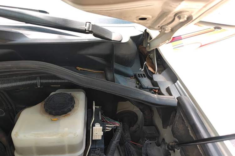 Used Toyota Land Cruiser 2015 4.0L 5-Seater Middle East Version Engine Bay Left