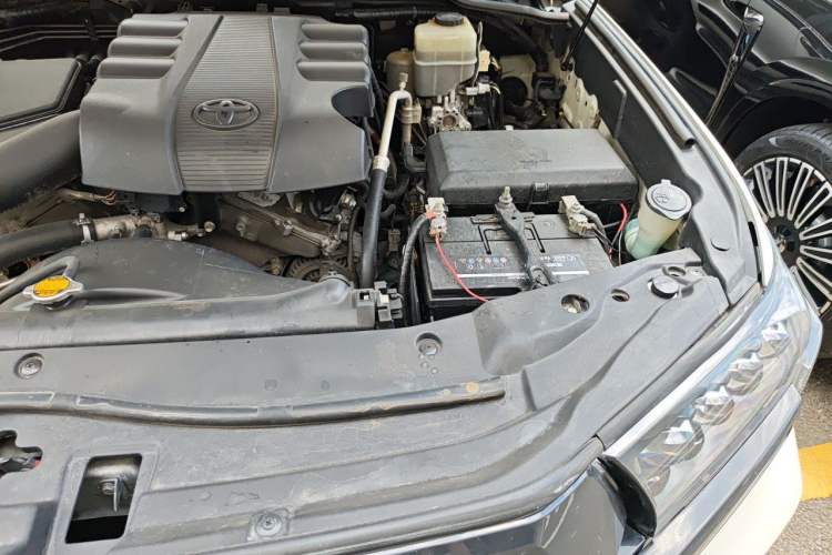 Used Toyota Land Cruiser 2015 4.0L V6 Middle East Low-Trim Version Engine Bay Left