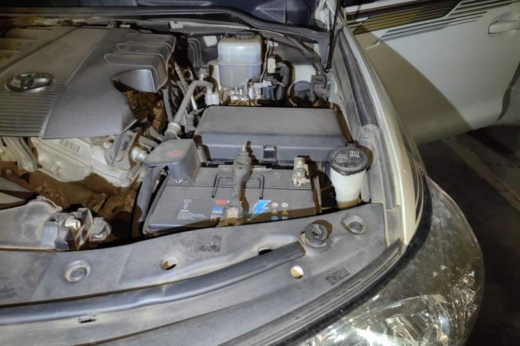 Used Toyota Land Cruiser 2015 4.0L 5-Seater Middle East Version Engine Bay Left