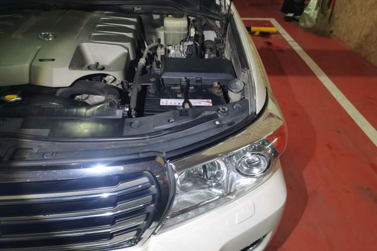 Used Toyota Land Cruiser 2015 4.6L V8 Middle East Limited Edition Engine Bay Left