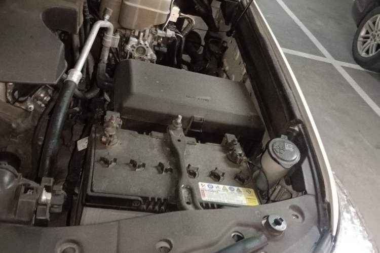 Used Toyota Land Cruiser 2015 4.0L 5-Seater Middle East Version Engine Bay Left