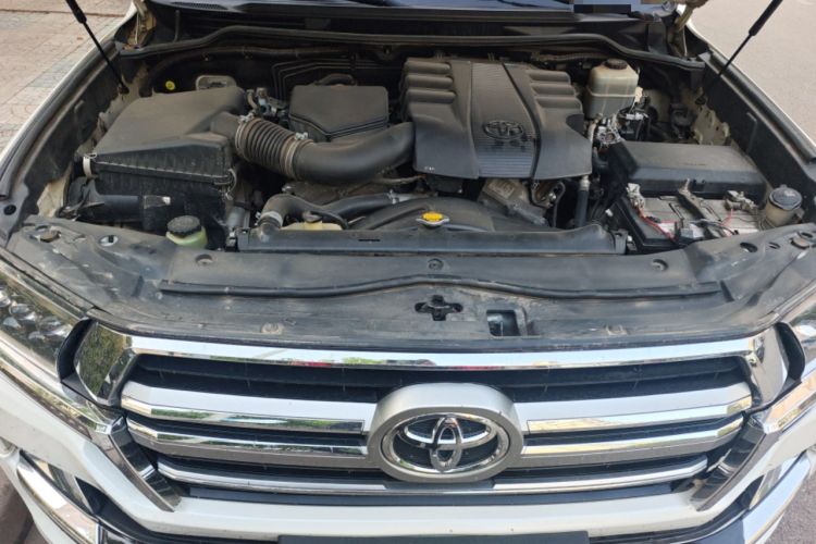 Used Toyota Land Cruiser 2015 4.0L V6 Middle East Low-Trim Version Engine Bay