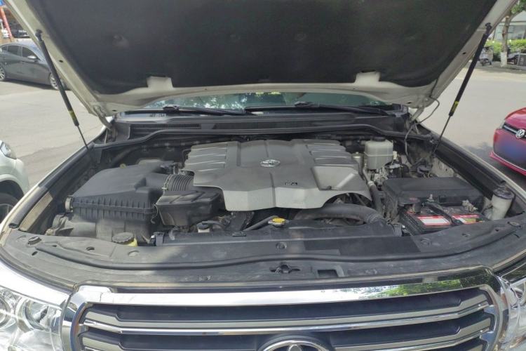 Used Toyota Land Cruiser  Engine Bay