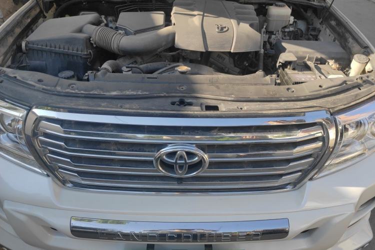 Used Toyota Land Cruiser  Engine Bay