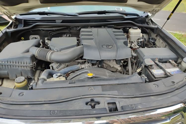 Used Toyota Land Cruiser 2015 4.0L 5-Seater Middle East Version Engine Bay
