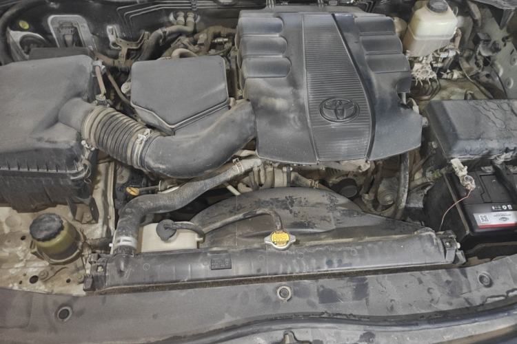 Used Toyota Land Cruiser 2015 4.0L 5-Seater Middle East Version Engine Bay