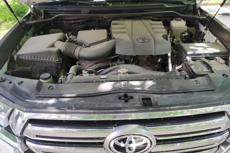 Used Toyota Land Cruiser  Engine Bay
