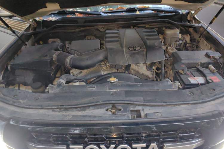 Used Toyota Land Cruiser 2015 4.0L V6 Middle East Low-Trim Version Engine Bay