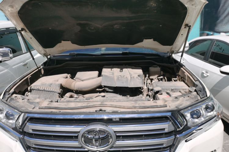 Used Toyota Land Cruiser  Engine Bay