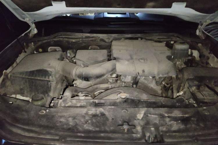 Used Toyota Land Cruiser 2015 4.0L V6 Middle East Low-Trim Version Engine Bay
