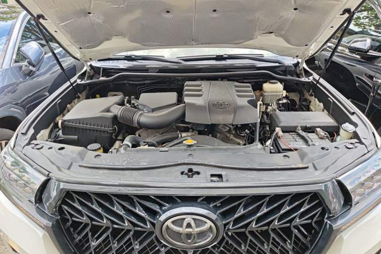 Used Toyota Land Cruiser 2015 4.0L V6 Middle East Low-Trim Version Engine Bay