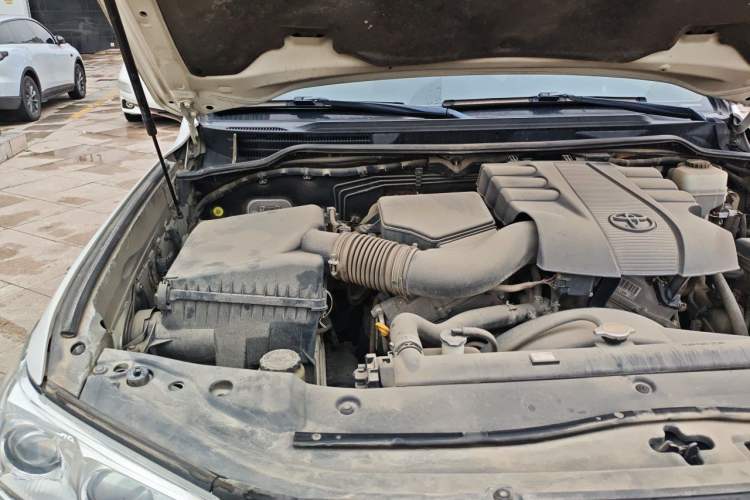 Used Toyota Land Cruiser 2015 4.0L VX-R 8-Seater Middle East Version Engine Bay Right