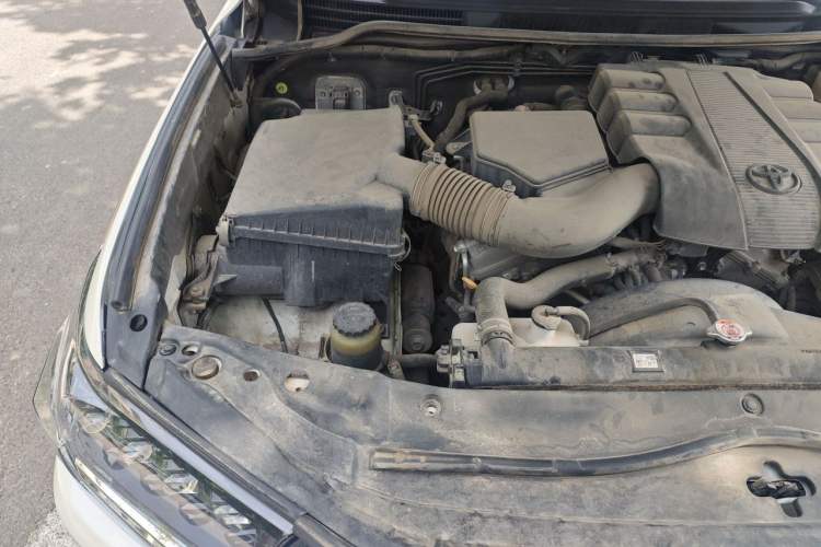 Used Toyota Land Cruiser 2015 4.0L 5-Seater Middle East Version Engine Bay Right