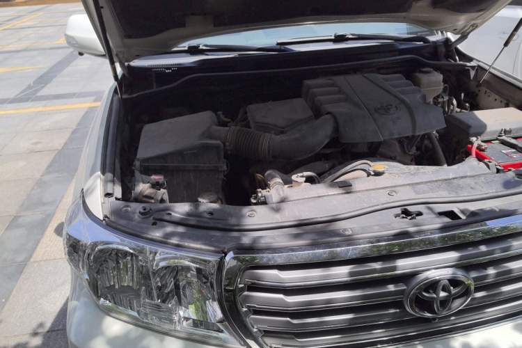 Used Toyota Land Cruiser 2015 4.0L V6 Middle East Limited Edition Engine Bay Right