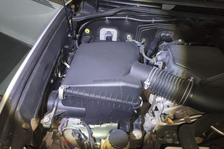 Used Toyota Land Cruiser 2015 4.0L 5-Seater Middle East Version Engine Bay Right