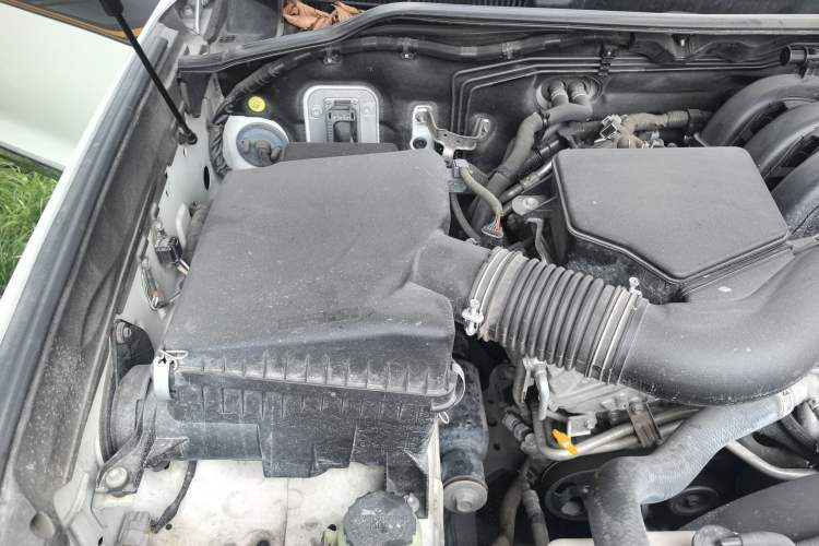 Used Toyota Land Cruiser 2015 4.0L 8-Seater Middle East Version Engine Bay Right
