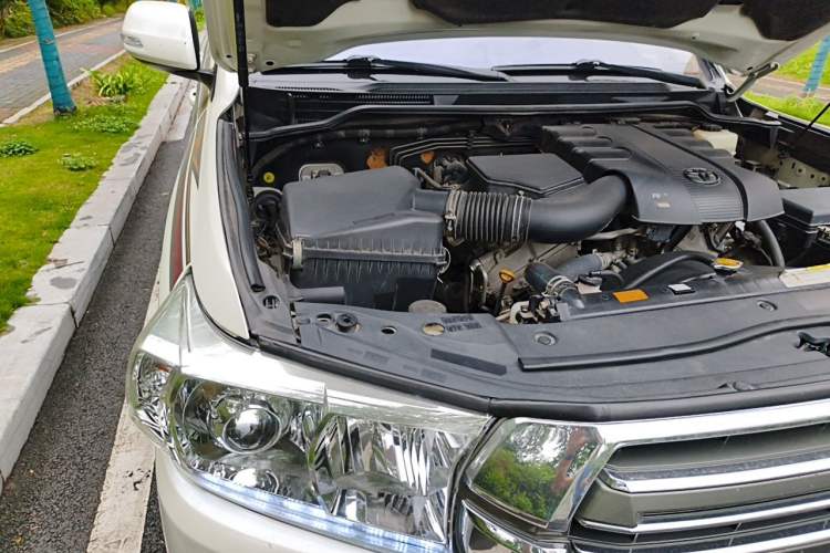 Used Toyota Land Cruiser 2015 4.0L V6 Middle East Limited Edition Engine Bay Right